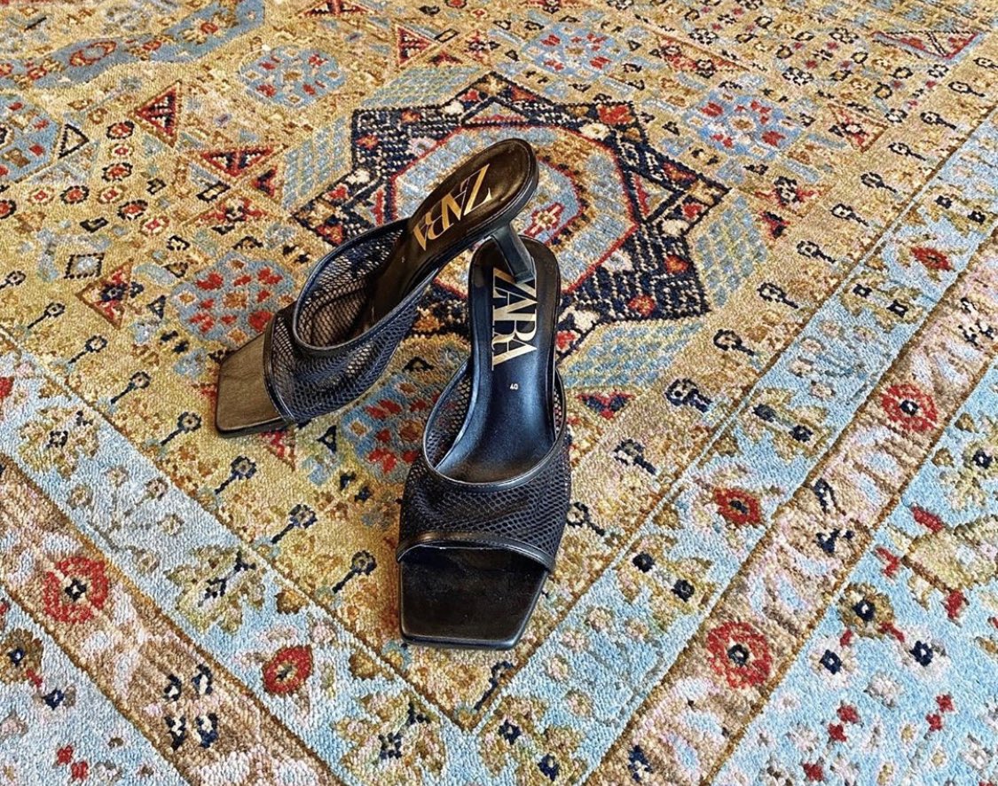CritellisSTC's tweet photo. kick off your shoes and enjoy this beautiful rug 😍 https://t.co/aTs8OsIOd8