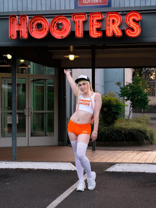 Shiri Allwood - 3 pic. I am in no way endorsed by or affiliated with Hooters 🦉 https://t.co/gBrMXpt9IU