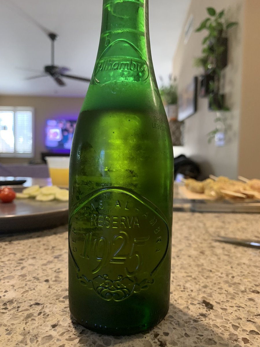 MariaMjrl's tweet photo. #Alhambra cuánto te he echado de menos!! #Reserva1925. Ya no faltas en mi casa!! Por fin te encontré en #USA @Alhambra_Es. #cerveza #beeroclock #FelizMiercoles #Andalucia #ProductoAndaluz. https://t.co/kP1UUI1pR9