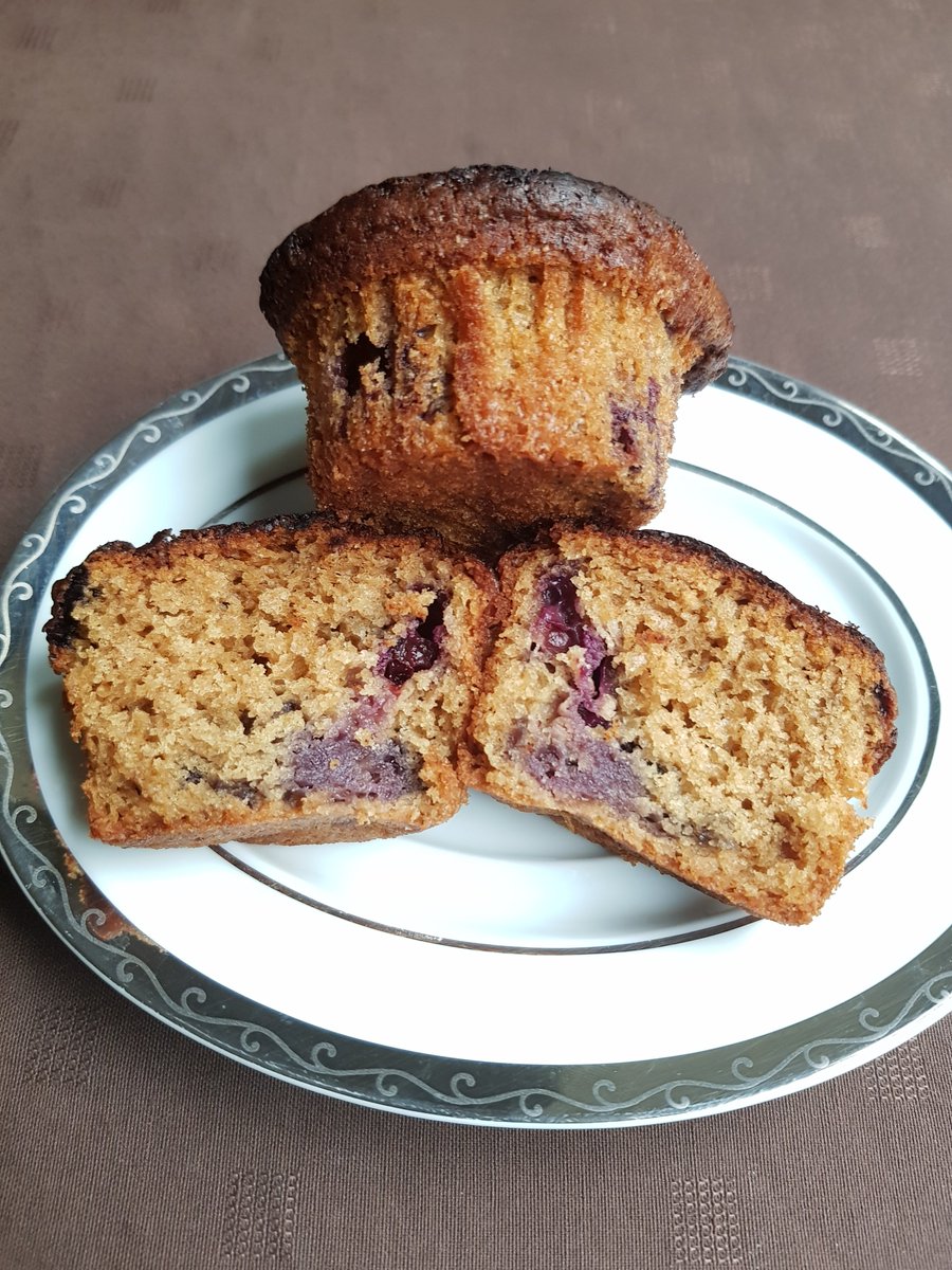 Homemade Blueberry Vegan Muffins - only 6 ingredients: 300g spelt flour, 1 tbsp baking powder, 200g Pius Vita Coconut Sugar, 150g frozen organic blueberries, 150ml Coconut Oil &amp; 200ml Coconut milk.

#Vegan #veganrecipe #muffins #homemade #homebaking #dessert #pudding #breakfast