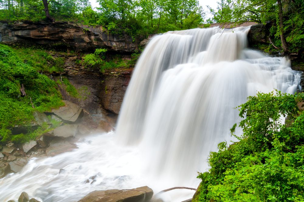 18 Best #Waterfalls in #Ohio | Linda On The Run buff.ly/3hKkmuq via @lindaontherun_ #Midwest #Travel