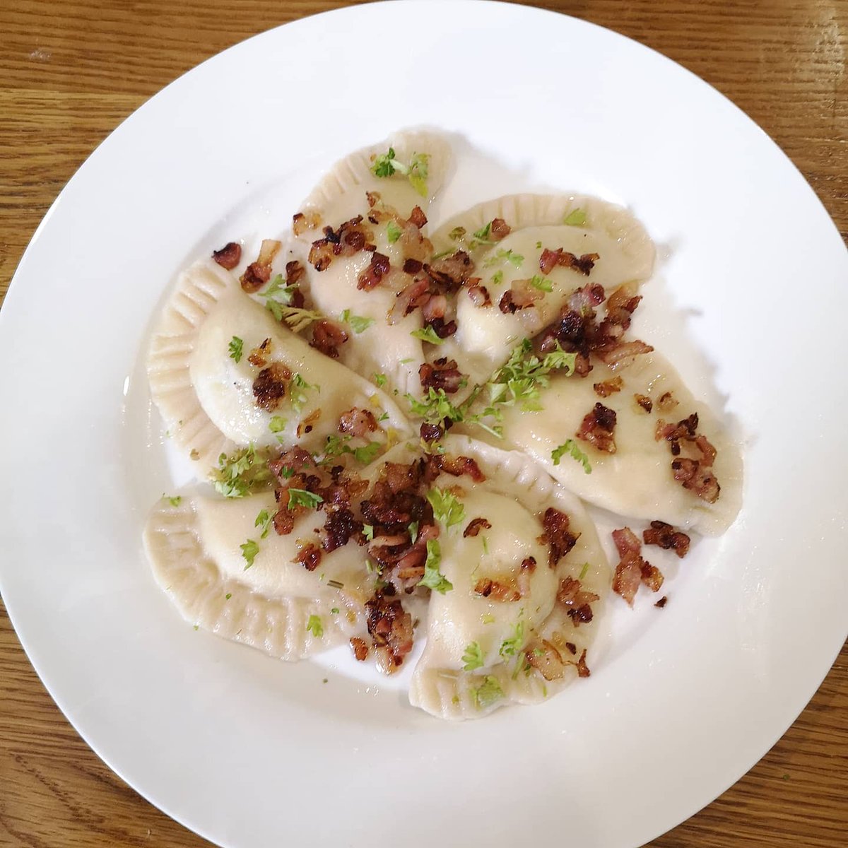 Chef_Kuba's tweet photo. Zoom cooking together with Oxford University @greentempleton college students and staff. Tonight we have cooked Polish classic - Pierogi. Well done guys, tasty success all round π
.
@kdzieciol
.
#kubarn #chefKuba #KubaWinkowski #polishfood #polishchef #polishfood #pierogi https://t.co/0I0dzZUKI5