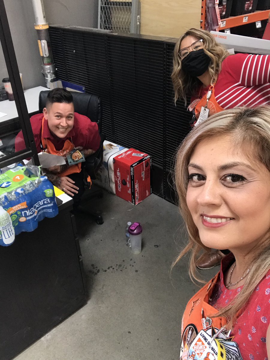 jamie_SM6947's tweet photo. #SafetyFirst #redshirtwednesday #loveourstore #loveourteam @ChahoudNicole @AriTHD6601 #hd6601 https://t.co/I5G5Dyk0Jf