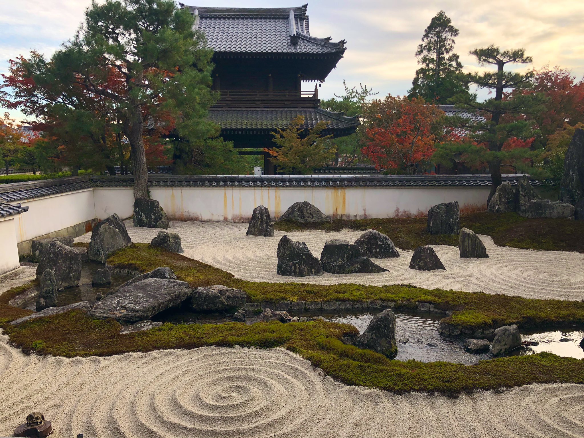 日本庭園情報メディア おにわさん The Japanese Gardens 漢陽寺庭園 蓬莱山池庭 山に沿って更に2つの庭園があります 地蔵遊化の庭 の向こうにも見える蓬莱式の石組による蓬莱山池庭は鎌倉時代の庭園様式が取り入れられ 潮音洞からの水が引