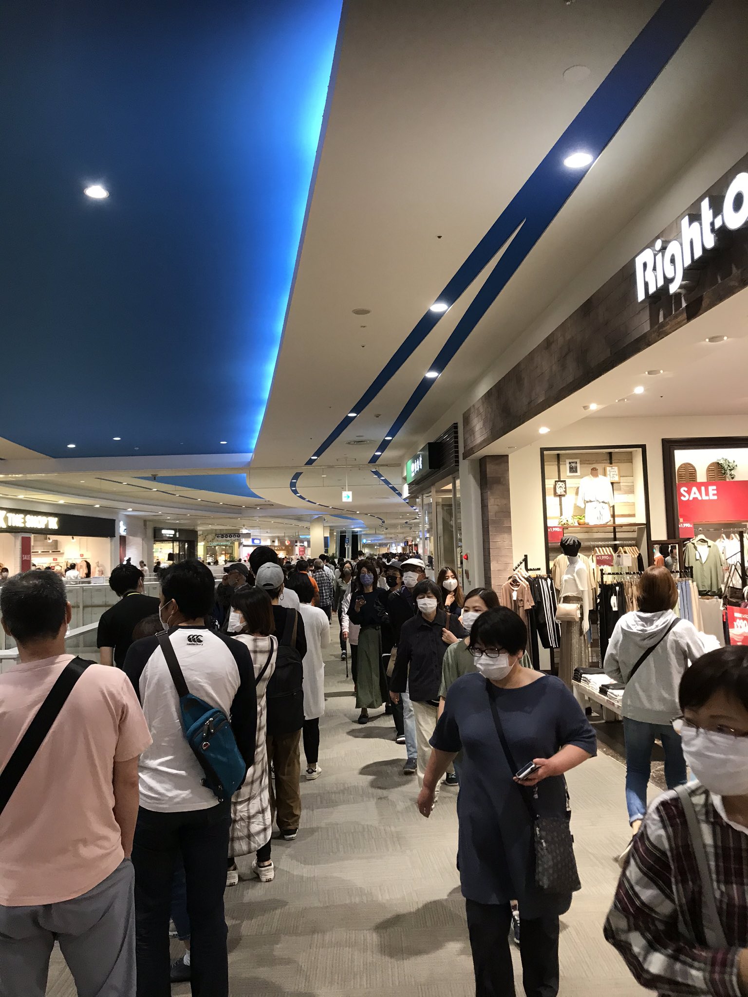 たかひろっそ ユニクロららぽーと磐田店 開店直後にエアリズムのマスクを求めて100mを超える長蛇の行列が出来てます すげぇ たかひろっそ ユニクロららぽーと磐田店 開店直後にエアリズムのマスクを求めて100mを超える長蛇の行列が出来てます すげぇ