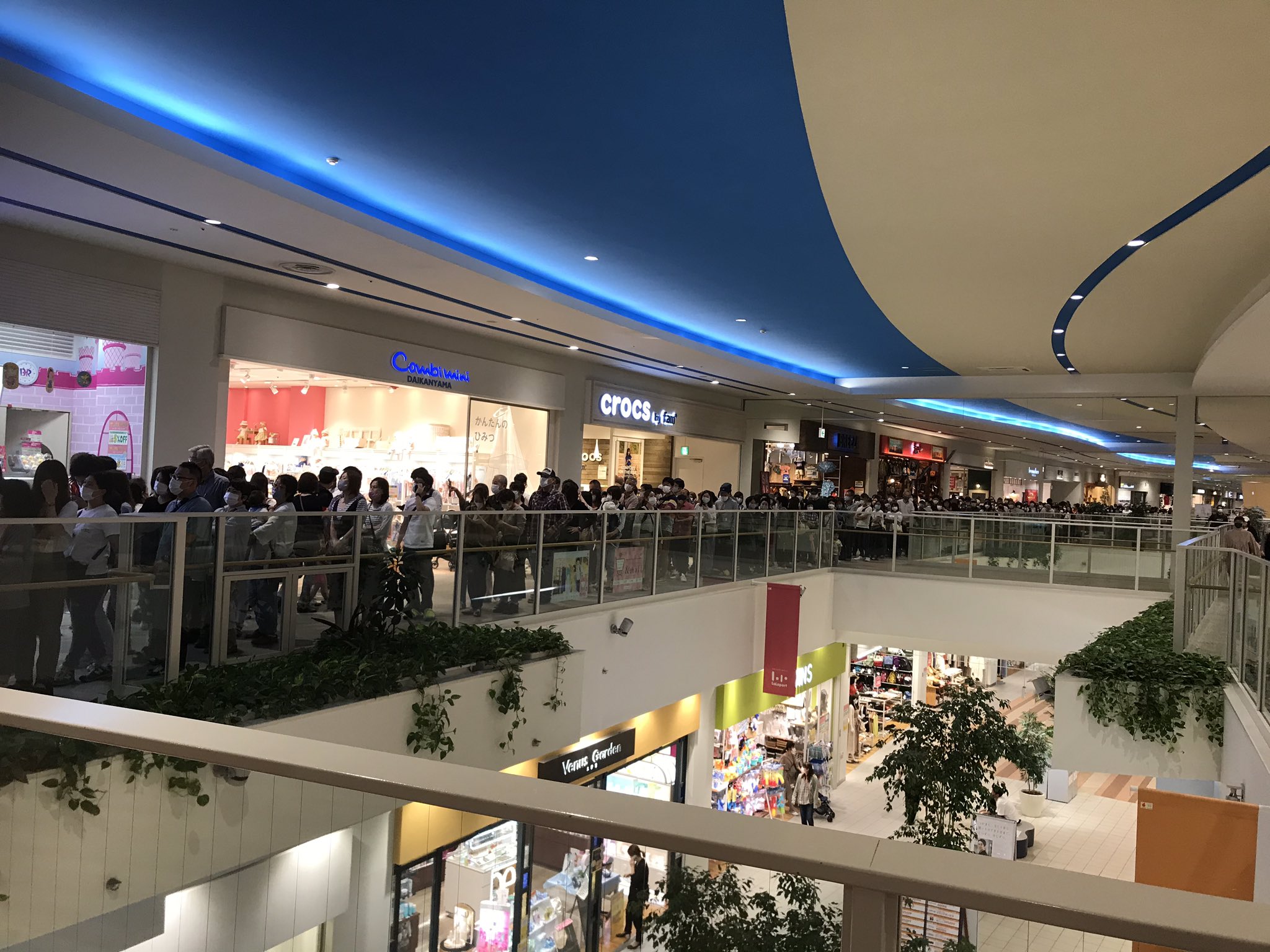 たかひろっそ ユニクロららぽーと磐田店 開店直後にエアリズムのマスクを求めて100mを超える長蛇の行列が出来てます すげぇ たかひろっそ ユニクロららぽーと磐田店 開店直後にエアリズムのマスクを求めて100mを超える長蛇の行列が出来てます すげぇ