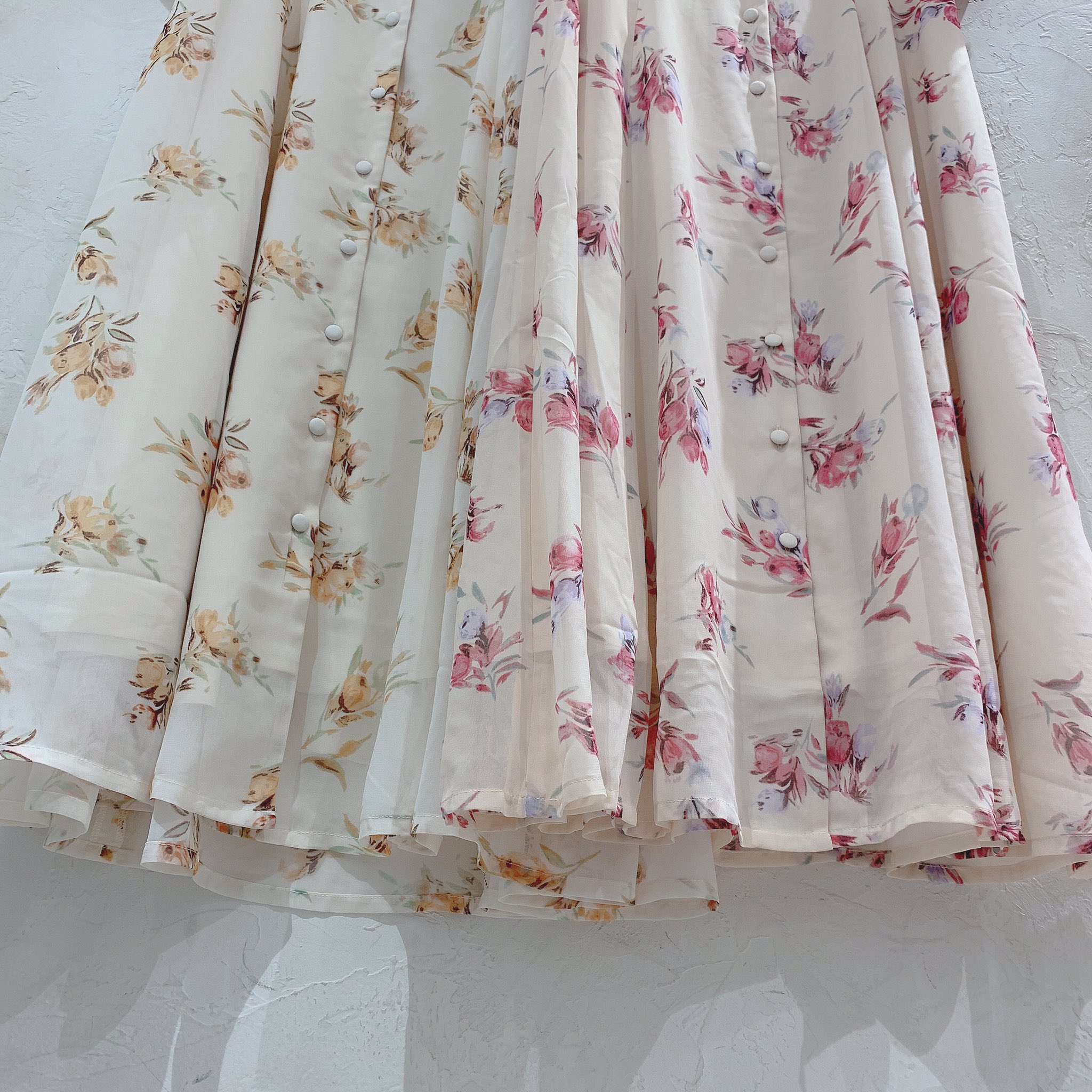 F I N T Official フィント公式 New In チューリップ柄前あきワンピース An Another Angelus 優しいタッチのチューリップ柄がフェミニンな印象のワンピース ウエストをすっきりと見せるハイウエストの切替が大人っぽさを引き立たせます こちら