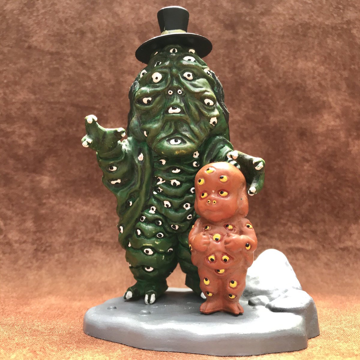 公式 鬼太郎茶屋 もうすぐ父の日ですねっ こちらは悪魔くんに登場する百目親子 お父さんに寄り添って 百目の子もどこか安心してる表情 W 百目はファンも多いキャラクターで人気です