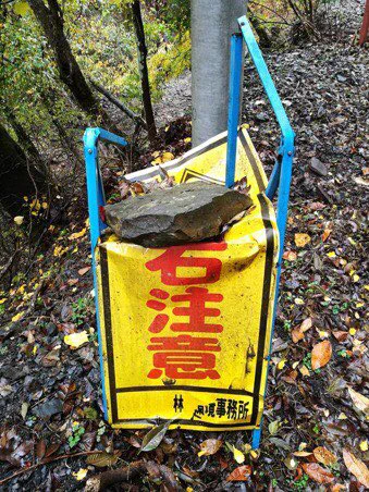 説得力が絶大？自らを犠牲にして落石の恐ろしさを伝える看板！www