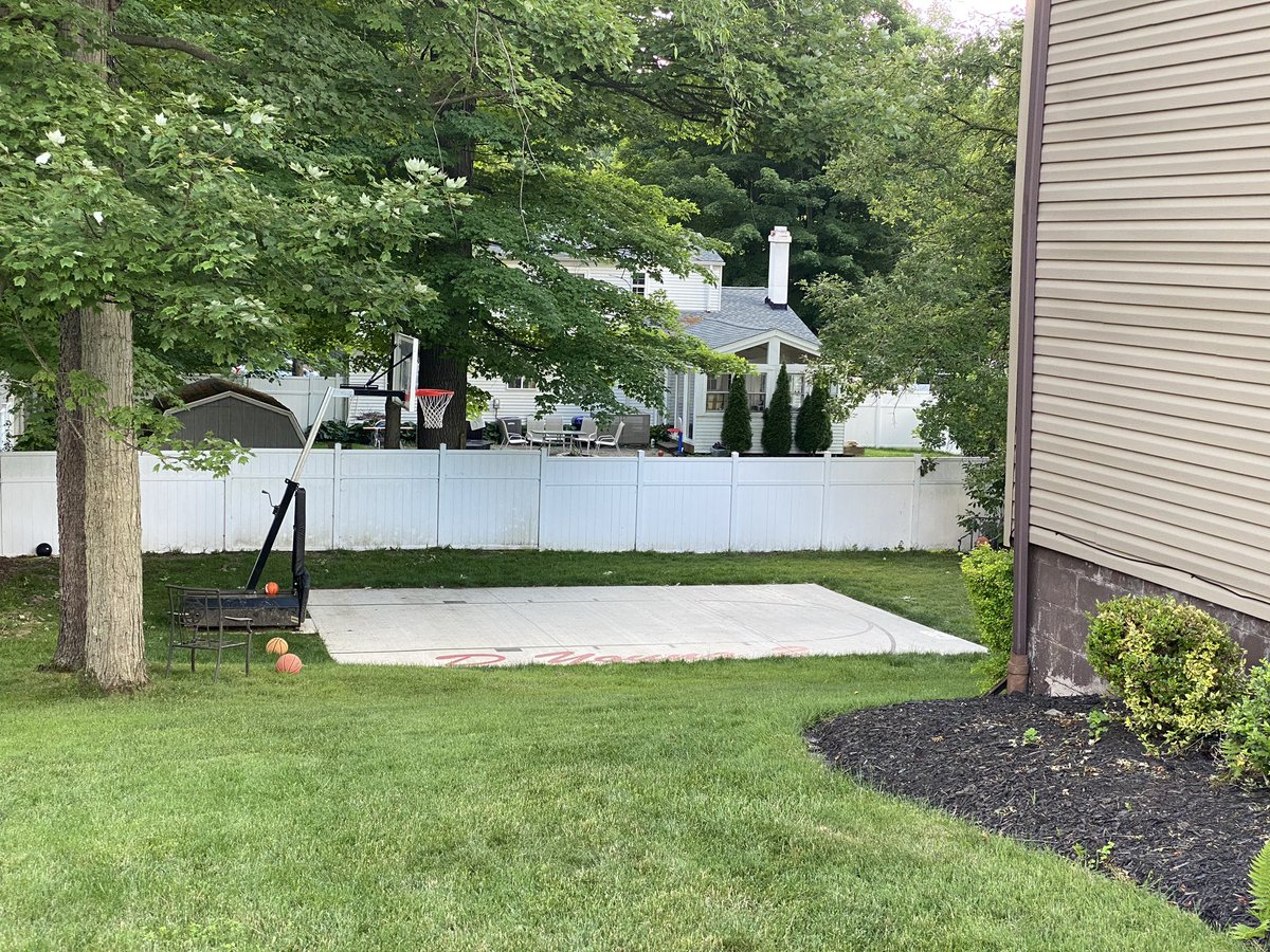 After my stop at Brush, I stopped over to  @DYoung42 &  @DanielYoung__’s home court for Danny’s work out with Ashburn Elite.Young is one of the best lead guards and downhill attackers in Ohio for the 2022 class. He is going to blow up once college see him more. #ScoopOnHoops.