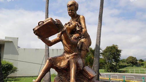 En 2013, une statue à la mémoire des enfants de la Creuse est érigé devant l’aéroport Roland Garros. On y voit une petite fille qui tiens une valise en étant tournée vers la mer. Selon Valérie Andanson (porte parole des enfants déracinés d’outre-mer) « ça signifie le départ »