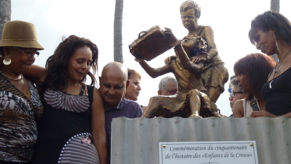 En 2013, une statue à la mémoire des enfants de la Creuse est érigé devant l’aéroport Roland Garros. On y voit une petite fille qui tiens une valise en étant tournée vers la mer. Selon Valérie Andanson (porte parole des enfants déracinés d’outre-mer) « ça signifie le départ »