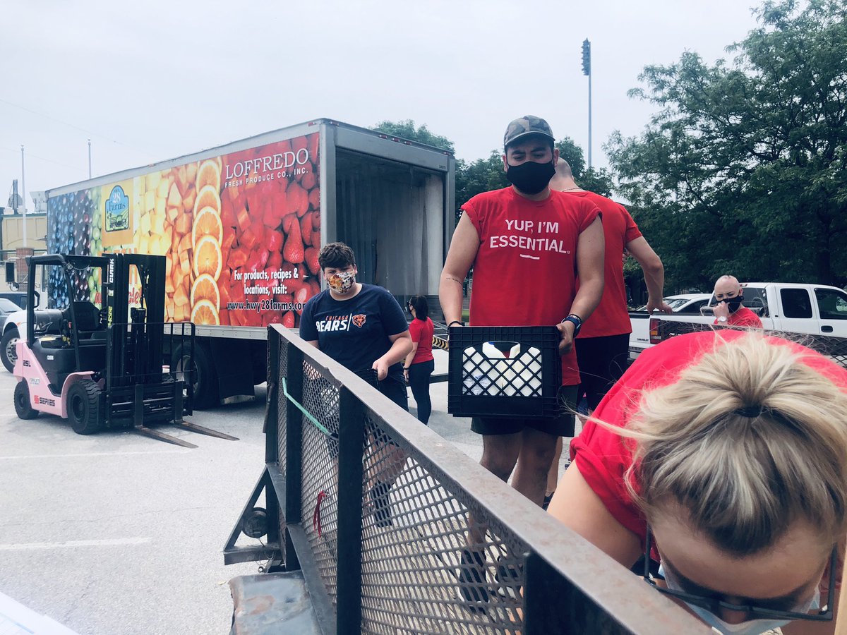 BryanJGTarget's tweet image. Leaders from #T0069 spent their afternoon volunteering through @EatGreaterDM!

We helped load up cars with boxed food for local nonprofits, churches and daycares!

🌶🍊🍌🥦🥣🍆

Fun fact: By the end of June @EatGreaterDM will have helped deliver over 50,000 pounds of food!!

🎯🎯