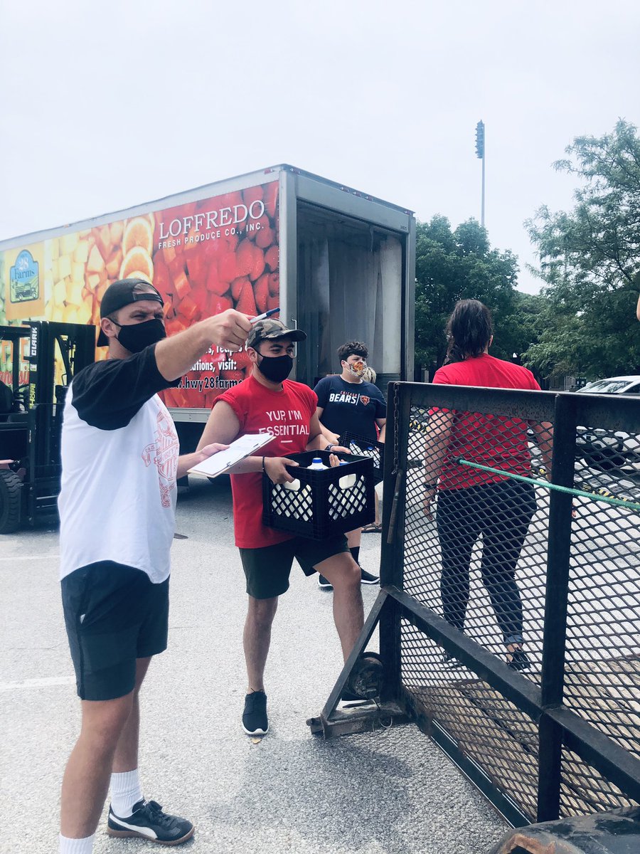 BryanJGTarget's tweet image. Leaders from #T0069 spent their afternoon volunteering through @EatGreaterDM!

We helped load up cars with boxed food for local nonprofits, churches and daycares!

🌶🍊🍌🥦🥣🍆

Fun fact: By the end of June @EatGreaterDM will have helped deliver over 50,000 pounds of food!!

🎯🎯