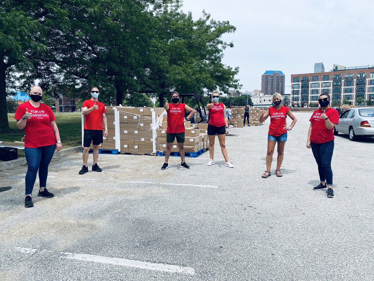 BryanJGTarget's tweet image. Leaders from #T0069 spent their afternoon volunteering through @EatGreaterDM!

We helped load up cars with boxed food for local nonprofits, churches and daycares!

🌶🍊🍌🥦🥣🍆

Fun fact: By the end of June @EatGreaterDM will have helped deliver over 50,000 pounds of food!!

🎯🎯