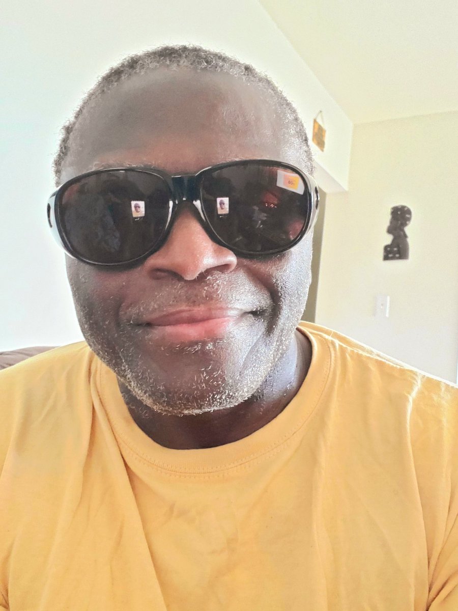 ngokweyndolamb's tweet photo. Sourire timide quatre jours après une délicate opération 
de la rétine. Convalescence prévue pour six semaines. Je disparais de Twitter. https://t.co/nrQgSoVULA
