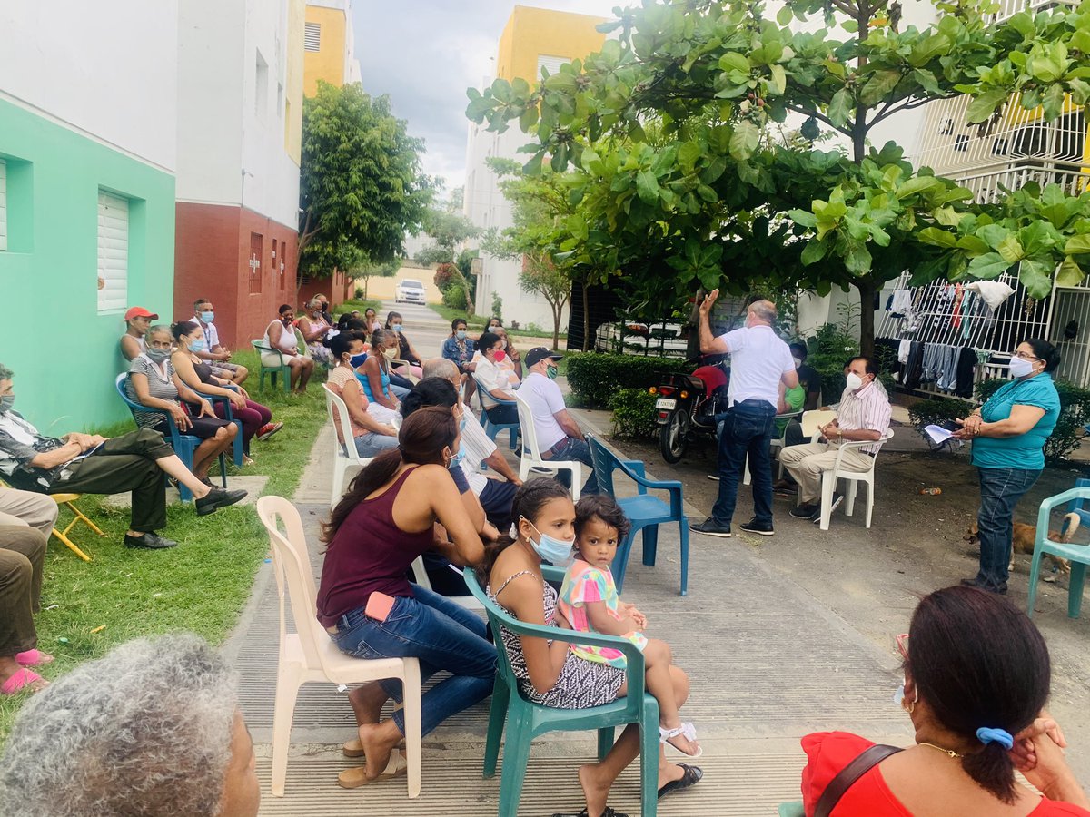 Hoy lleno de anécdotas y alegrias me reuní con los moradores del residencial concordia en La Vega, me aseguraban que la única forma de seguir avanzando es con @Gonzalo2020RD Presidente y <a href="/EuclidesLaVega/">Euclides Sánchez</a> Senador. Venceremos. <a href="/JoseRPeraltaF/">José Ramón Peralta F</a> <a href="/DaniloMedina/">Danilo Medina</a> <a href="/Jcesarcorrea/">Julio Cesar Correa</a>