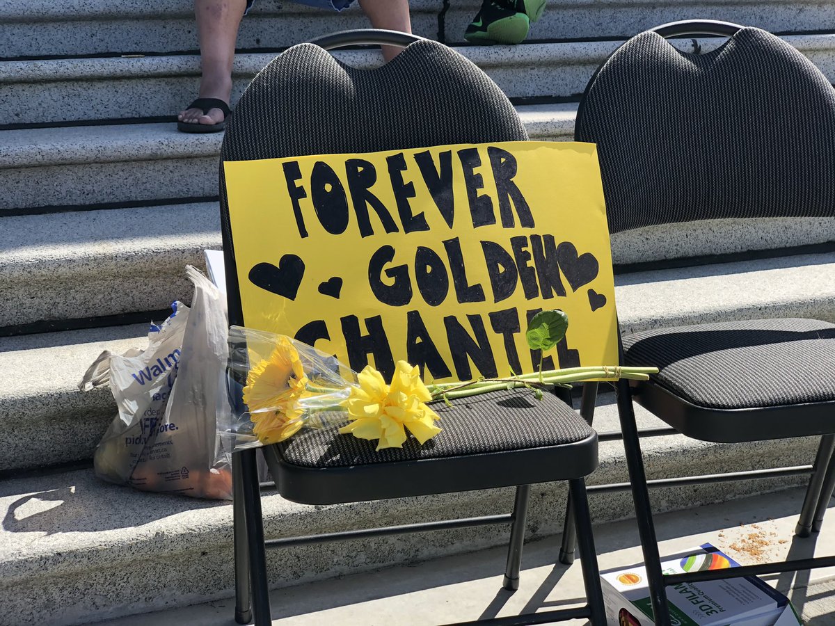 I’m here at the BC Legislature building for a healing gathering honouring the life of Chantel Moore, fatally shot by New Brunswick police on June 4. The 26-year-old Tla-o-qui-aht/Nuu-chah-nulth woman’s family is here to speak to the group gathered on the lawn. #yyj <a href="/VictoriaNews/">Victoria News</a>