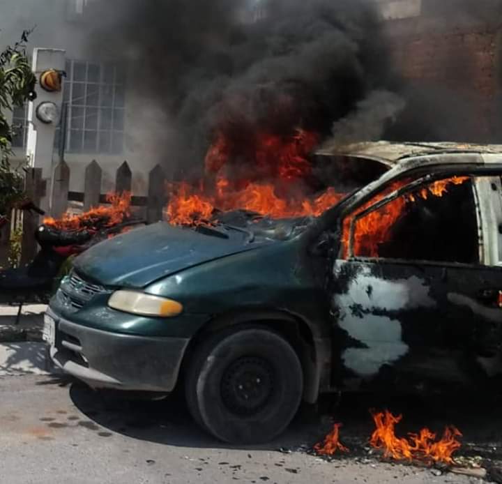 DenvalleMex's tweet photo. Ataques en #Celaya dejan 2 dueños de negocio de semillas y un niño de 6 años muerto por no pagar cuota, camioneta incendiada y varios vehículos baleados.
#Guanajuato #ElCacasCorrupto #CDSRL #ElMarro #CJNG https://t.co/0xi4baYV4a