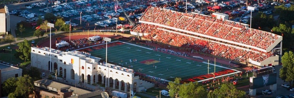 Coach_GSanders's tweet photo. Carnie Smith Stadium one of the top venues in the nation. Come experience it for yourself ‼️ #OAGAAO🦍 https://t.co/2VHm32Tvvm
