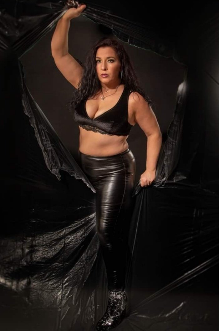 KaceeCarlisle's tweet photo. Busting out of #quarantine to work this weekend like....😬💪👑😄
Photos: #myersphotography
#QueenofWrestling #HighlightoftheNight
#KaceClosed
#Queening
#WomensWrestling #prowrestling
#wrestling
#independentwrestling #professionalwrestling
#TBT
#eyesontheprize https://t.co/pMDPc8G56S