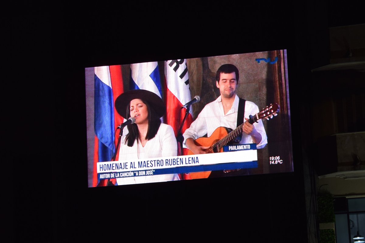 #PantallaIMPO
El homenaje culminó con las participación de los artistas <a href="/carlosmalouy/">Carlos Malo Oficial</a>, <a href="/valienteanita/">Anita valiente</a>, Catherine Vergnes, 
<a href="/duroeboca/">Duro e' Boca</a>, <a href="/JosefinaDamiani/">Jose Damiani</a> y Santiago Echavalete cantando la canción #ADonJosé.
 
#IMPOrtaQueLoSepas #IMPOuy