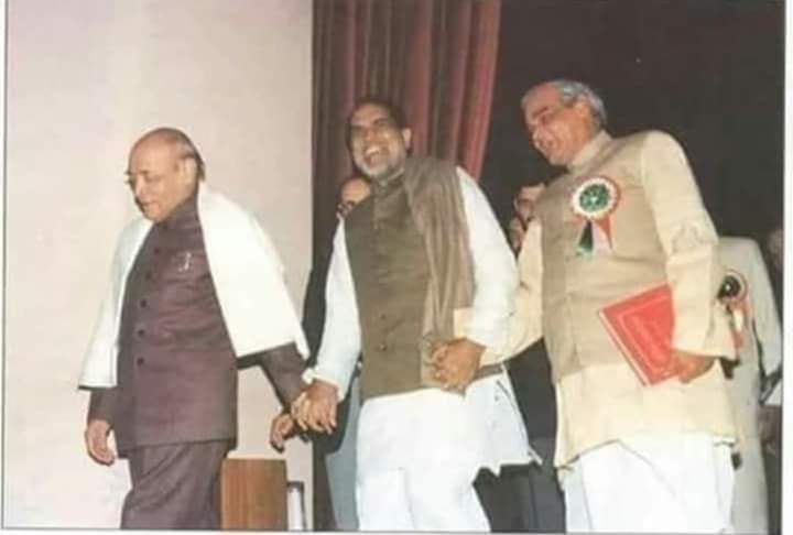 ayushupadhyay7's tweet photo. वैचारिक मतभेद भी थे :— स्नेह भी था 
और
विरोधी को देशद्रोही नहीं कहा जाता था !! ❤️ 
#अटल #IndianArmy #politics #goverment #delhi #7RCR https://t.co/SvSkzhWOvn