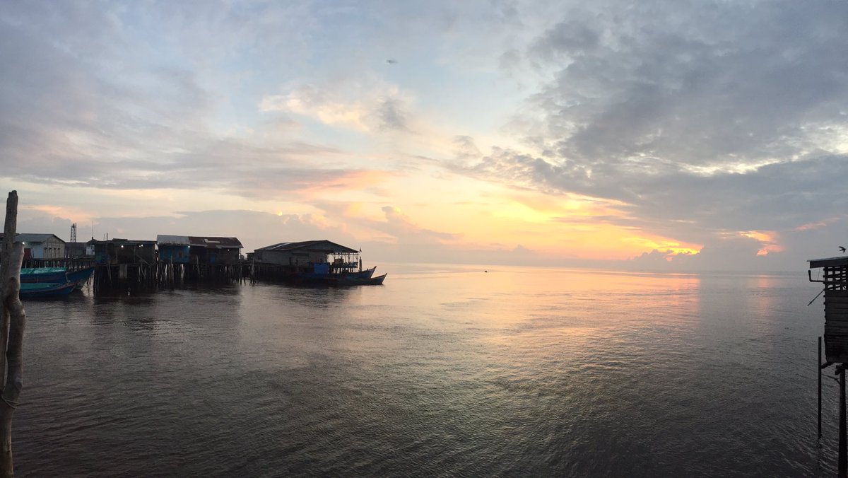 masteroby's tweet image. Kamu tutup mata saja, karena sesuatu yg indah terjadi saat kamu menutup mata.