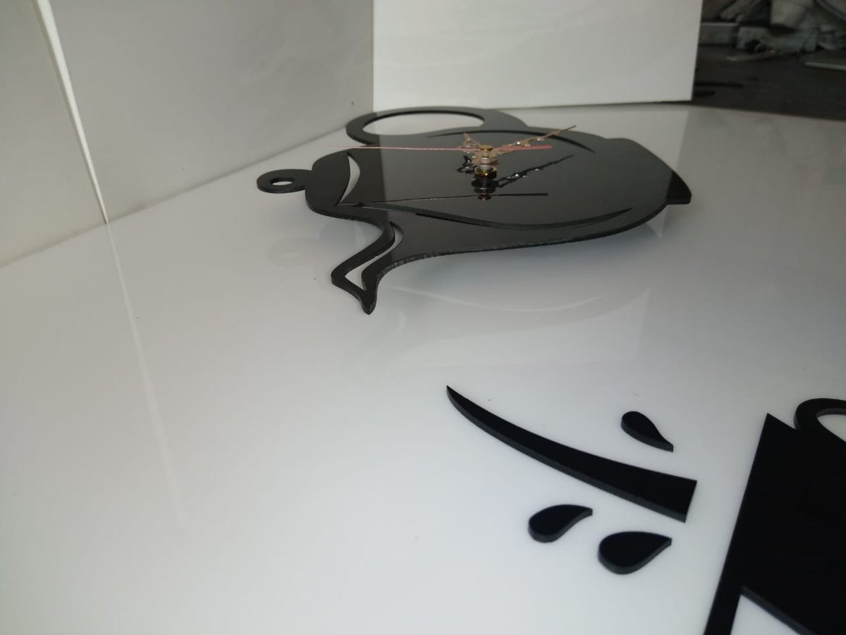 Mi papá se quedó sin trabajo por la cuarentena y tiene responsabilidades con mis abuelitos y conmigo y yo tampoco encuentro trabajo, y está haciendo estos relojes personalizados y no ha vendido nada 💔😔. Me pueden ayudar RT por favor para que la gente sepa? (Solo Colombia🇨🇴).