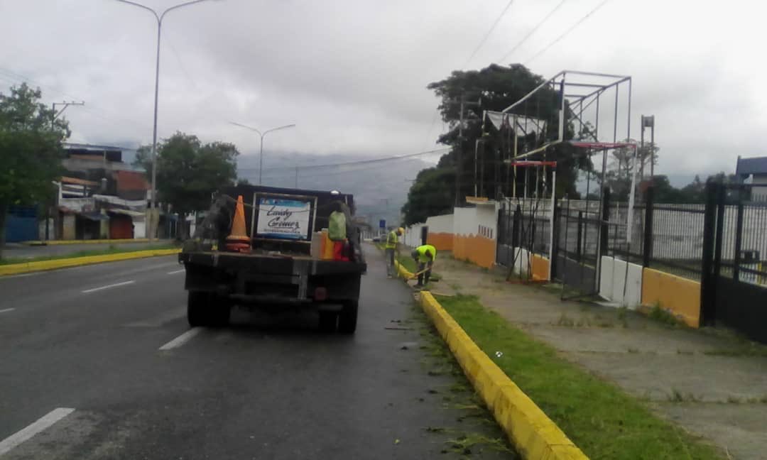 Corpotachira_'s tweet photo. Conscientes de la importancia de contar con espacios limpios, #Hoy #18Jun @Corpotachira_ realizó la limpieza, despeje de la entrada del drenaje, restauración de la pintura de brocales y desfilo en los alrededores de nuestra institución.
#TáchiraDeTrabajoDiario
@gobiernotachira https://t.co/YDkCwsvl3w