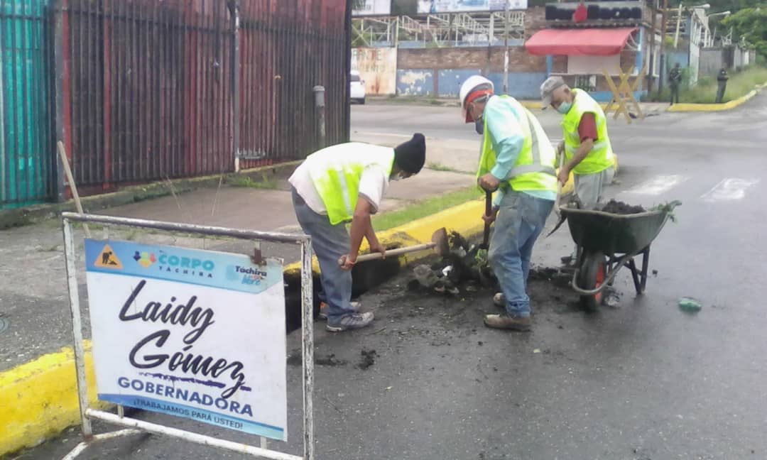 Corpotachira_'s tweet photo. Conscientes de la importancia de contar con espacios limpios, #Hoy #18Jun @Corpotachira_ realizó la limpieza, despeje de la entrada del drenaje, restauración de la pintura de brocales y desfilo en los alrededores de nuestra institución.
#TáchiraDeTrabajoDiario
@gobiernotachira https://t.co/YDkCwsvl3w