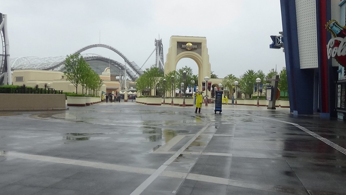 usjのツボ usjで出会った心温まる物語 祝 Usj 6月19日 8時45分オープン Usj一般営業再開しました 実況中継 オープン初日はあいにくの雨のために 人出は少なくオープン時間に来ていたゲストは推定250人程度でした マスコミ取材陣は見かけ usjのツボ usjで出会った心温まる物語 祝 Usj 6月19日 8時45分オープン Usj一般営業再開しました 実況中継 オープン初日はあいにくの雨のために 人出は少なくオープン時間に来ていたゲストは推定250人程度でした マスコミ取材陣は見かけ