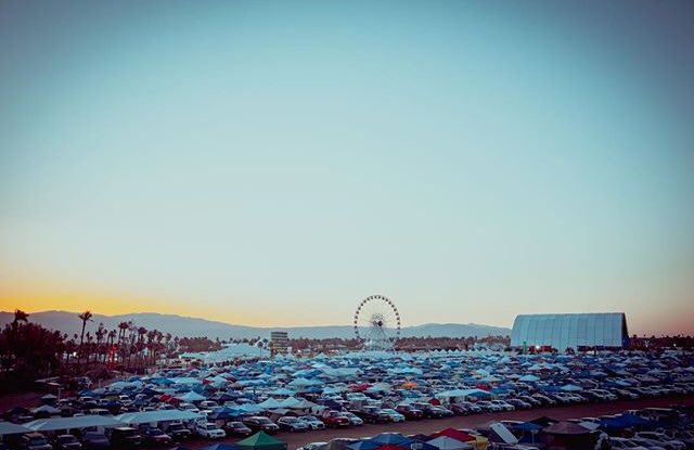 ࿐ #RolbandchellaXX ༉

❁ Día 0 ❀ Junio 25  ೃ

—El valle de Coachella comenzó a recibir a los campistas desde muy temprano, donde pudieron instalarse en los tipis y carpas junto a El Dorado Lake. De momento el acceso estaba restringido y solo podían permanecer en zona de camping—