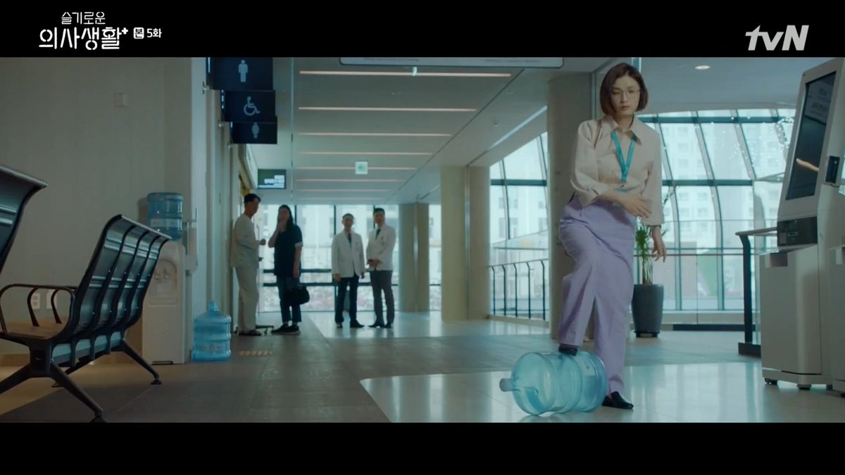 when song hwa threw the bottle at the abusive father and he dropped to the ground ajjsjdjd what a funny and badass scene #HospitalPlaylist