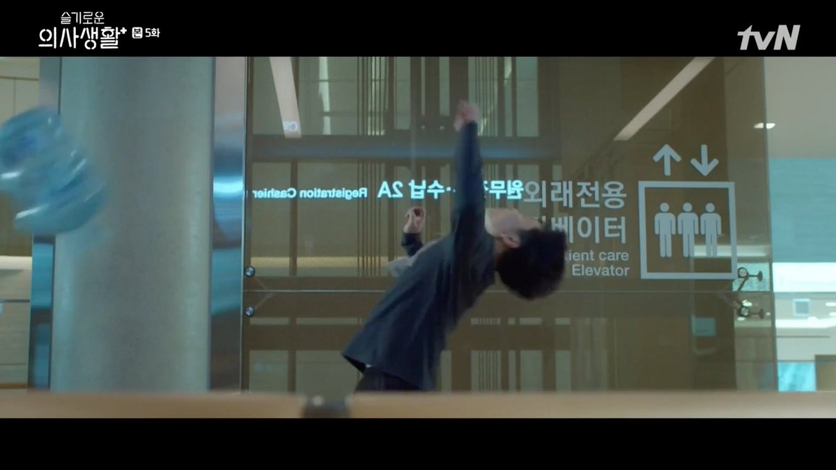 when song hwa threw the bottle at the abusive father and he dropped to the ground ajjsjdjd what a funny and badass scene #HospitalPlaylist