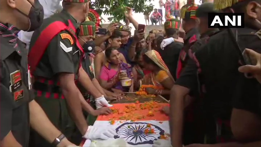 ANI's tweet photo. Bihar: Family of Sepoy Jai Kishor Singh pay tribute to him and people gather at his residence, where his mortal remains have been brought. He lost his life in action in #GalwanValley of Ladakh on June 15-16. https://t.co/CFq5npV5Ji