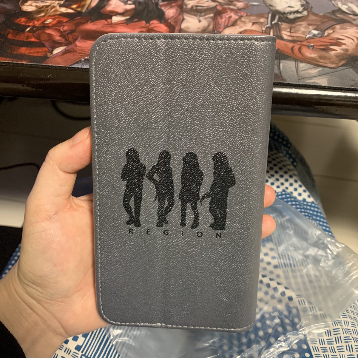 EIRRI's tweet image. Androidのカバーはこんな感じです
粘着シートでくっ付けてカメラ使う時は上にスライドして使います