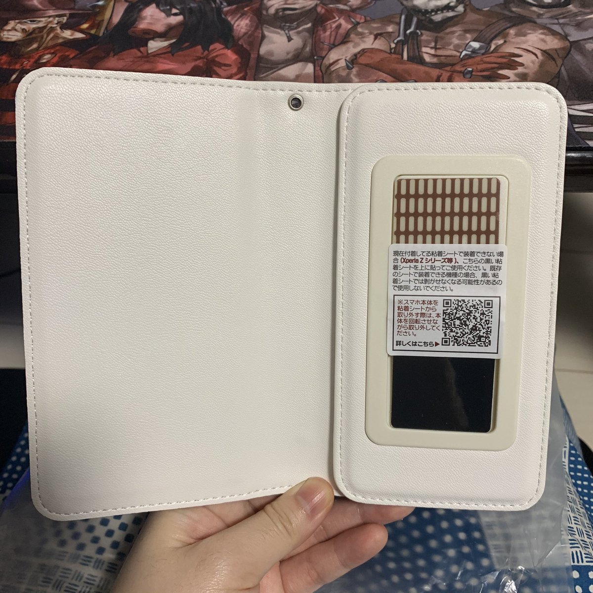 EIRRI's tweet image. Androidのカバーはこんな感じです
粘着シートでくっ付けてカメラ使う時は上にスライドして使います