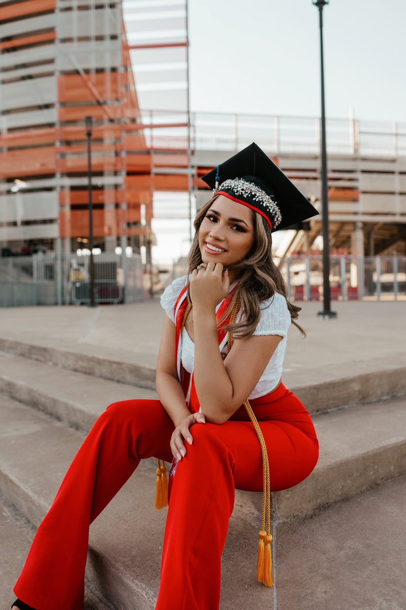 AlissonAguirre's tweet photo. You’re looking at a Summa Cum Laude University of Houston Graduate ❤️🎓
#UHGrad #UH20 https://t.co/D8xxobuei3