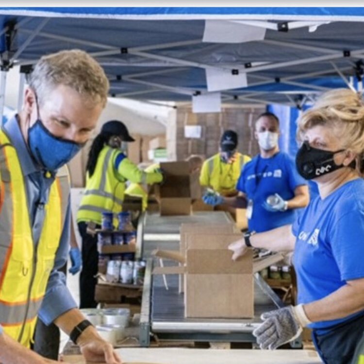 #UAIFSbaseIAH Another great day with United and volunteering at the Food Bank with our CEO Scott Kirby.....
Our IAH Inflight team packed the final pallet making it 2,000,000 pounds of food that will feed 50,000 families!!!￼