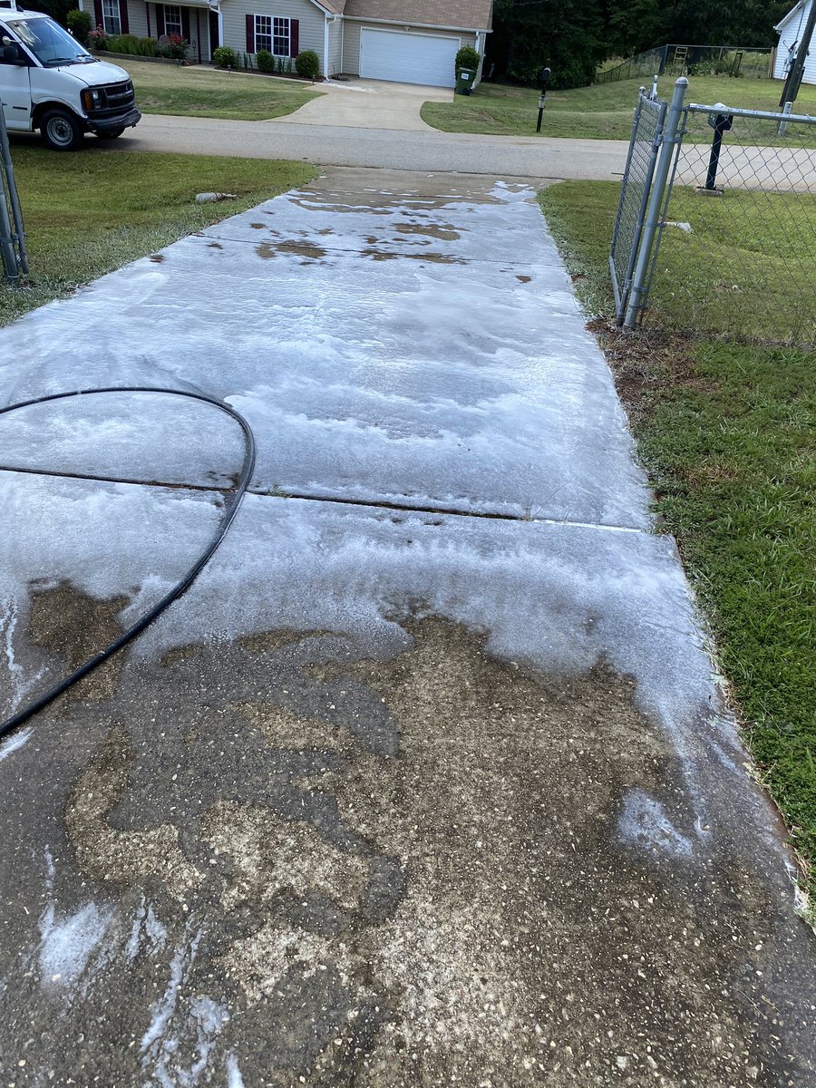 BullyScrubz's tweet photo. ATLANTA, I just started a pressure washing company, we specialize in driveways, patios, houses, and cars. Servicing the whole metro area. Leaving your home looking brand new again. Like, retweet, and support Black businesses! #blackbusiness https://t.co/kLGXn9VTFG