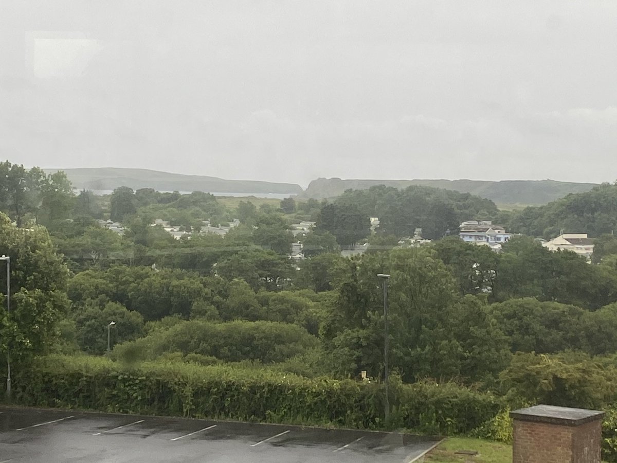 VictoriaPrice9's tweet image. Looking forward to spending time with the pupils in our #hubschool today. This is the view from our staff room 😊 🌊 🌴