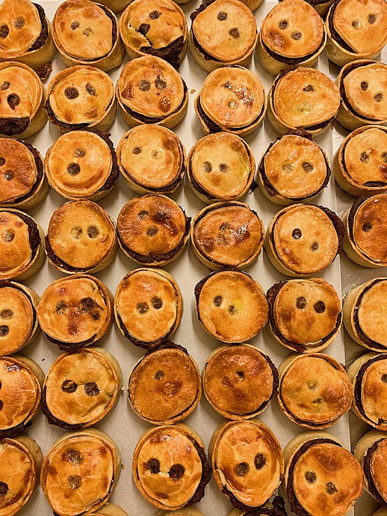 Hot or Cold?🍴
In a roll? 🥧
Red or Brown Sauce?🧂

Whichever way you have them, our Steak Pies are available everyday freshly made &amp; filled with tender Steak &amp; Gravy. ♨️