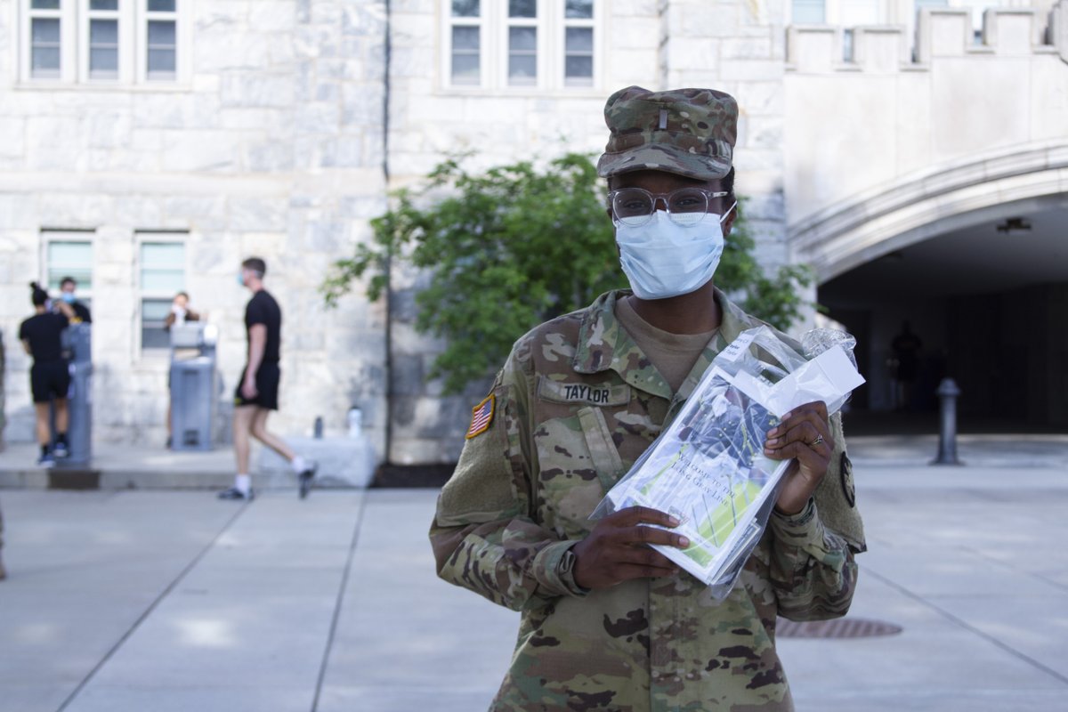 WPAOG's tweet photo. The Class of 2020 received their 2LT Bars and gift bags a few days before graduation on June 10th in front of the Mess Hall at West Point.

Click here to see more photos  https://t.co/qn3bKyGPpP

#WestPoint
#WithVisionWeLead #DutyHonorCountry #LongGrayLine #GripHands https://t.co/HlCPaw9Mmo