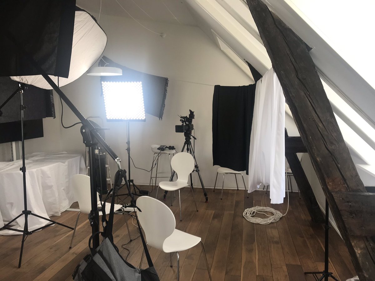 LindhMalene's tweet photo. Filmoptagelser i et lokale et par grader varmere end sommer. 🥵Videoer om nye forløb er på vej. #clio #scenariobased #skolechat #undervisning https://t.co/Z5cEBuQ5Eo