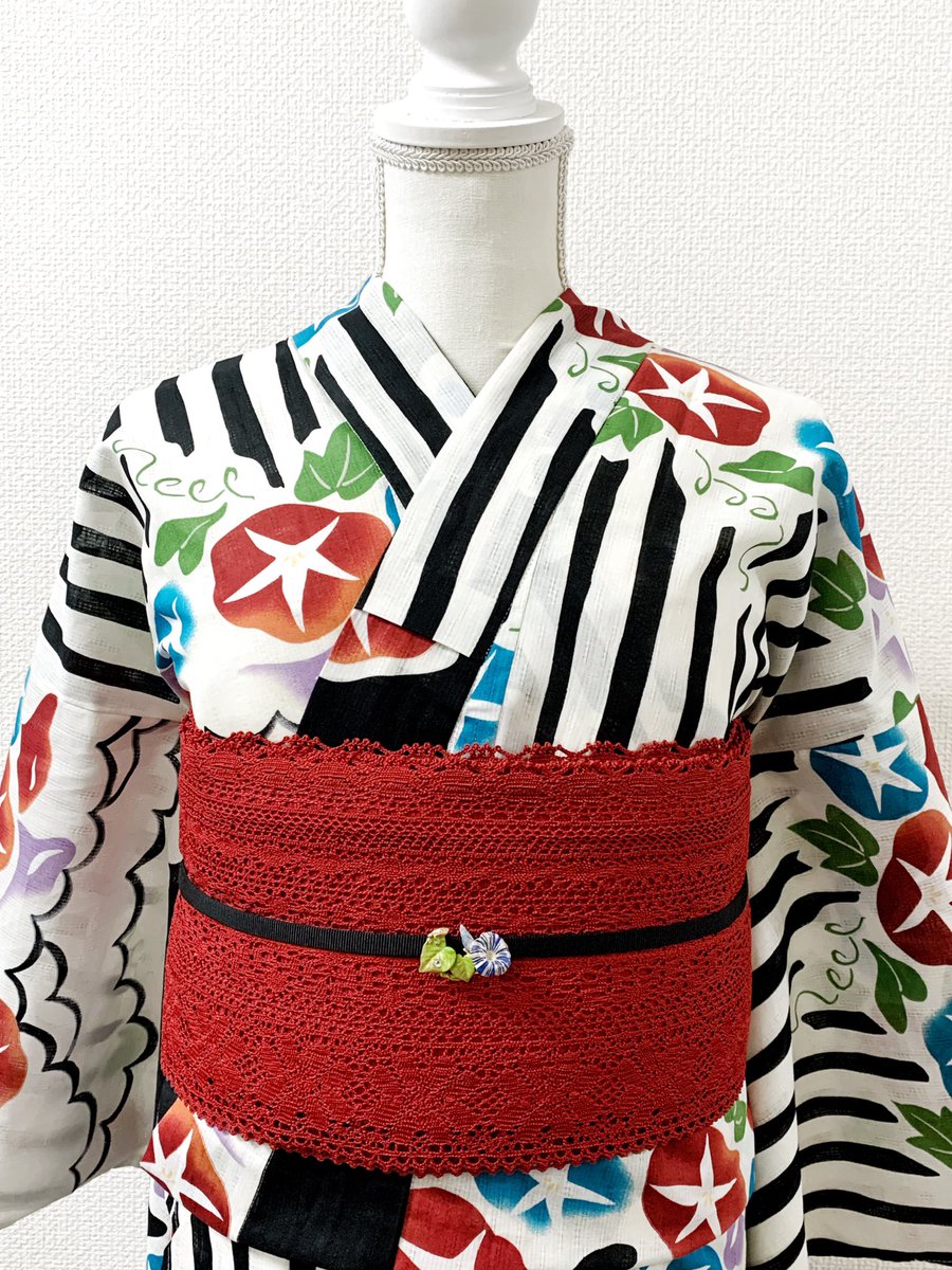 ট ইট র 今昔きもの楸堂 今日のトルソーさん は 白黒の手描き風なストライプに雲取りと朝顔模様が描かれた浴衣へ シンプルな赤色の総レース半幅帯を合わせました Suuさんの朝顔帯留めが涼しげな モダンで可愛らしいコーディネートです 楸堂 きささげ