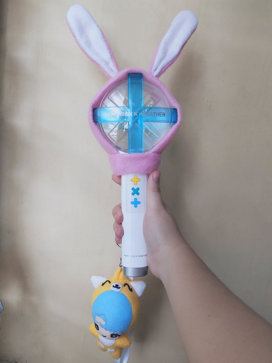 choiyeonchun's tweet photo. i'm ready for the con 😂✌️ #diy #lightstickcover #miniplush #TXTfanart #YEONBIN @TXT_members #투모로우바이투게더 https://t.co/jE97c0OhFW