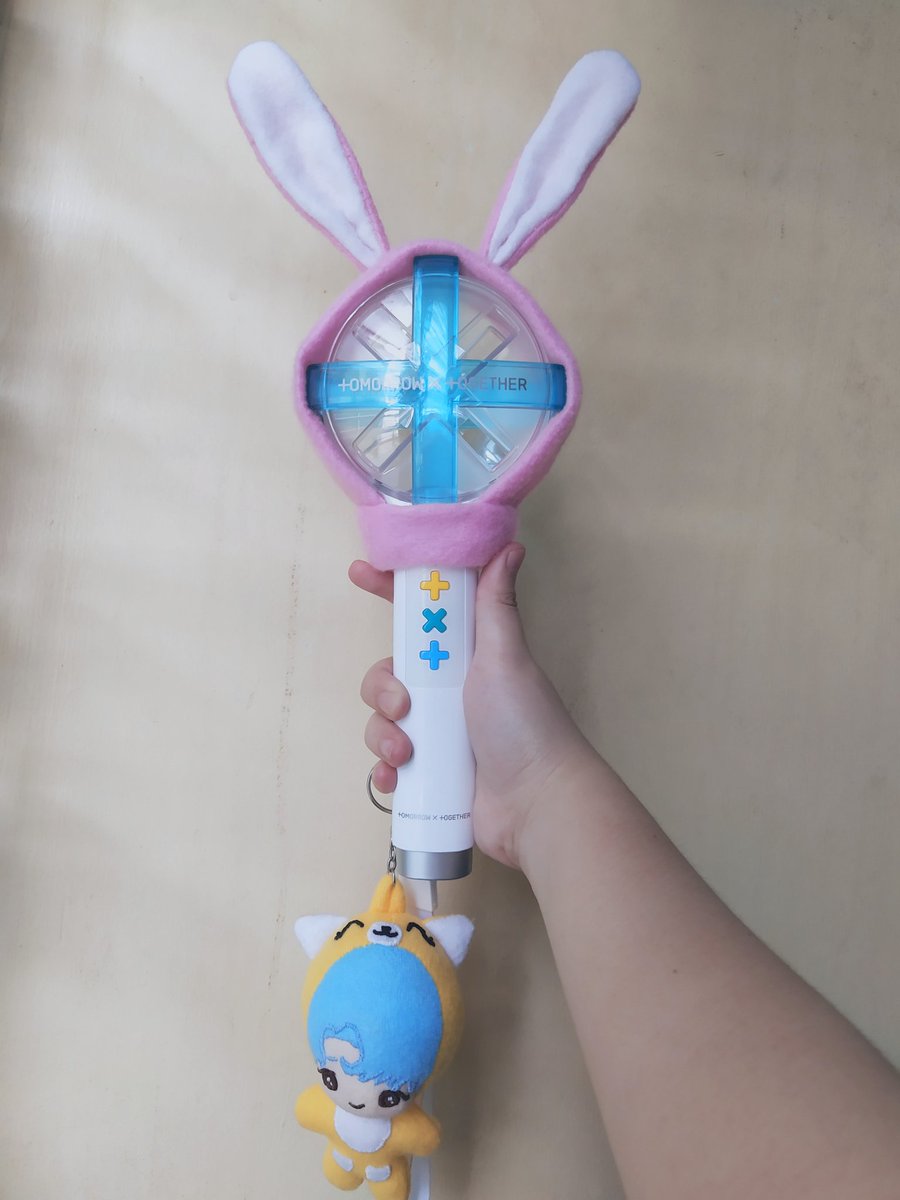 choiyeonchun's tweet photo. i'm ready for the con 😂✌️ #diy #lightstickcover #miniplush #TXTfanart #YEONBIN @TXT_members #투모로우바이투게더 https://t.co/jE97c0OhFW