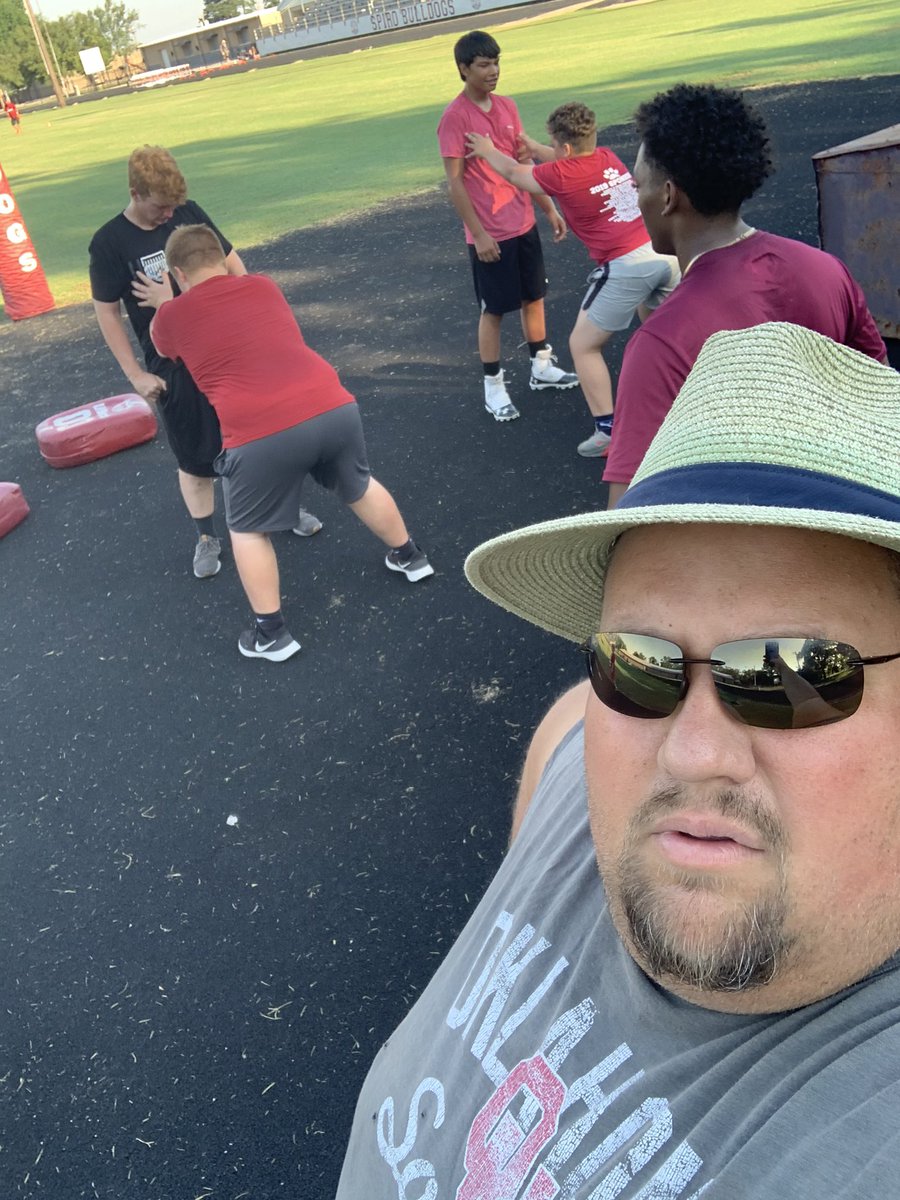 davidmhoganii's tweet photo. Day 2 of 45!!! Today started with 7am weights light weight/high rep, moved to coaching stance and step technique to my d line, walked a mile, mowed the lawn, and did 10 rounds of shadow boxing!!!Let a GO BULLDOGS!!!! #Corvive #CTL #watchme #liveintheuncomfortable #Bulldogs4life https://t.co/K4wzS7YuTl