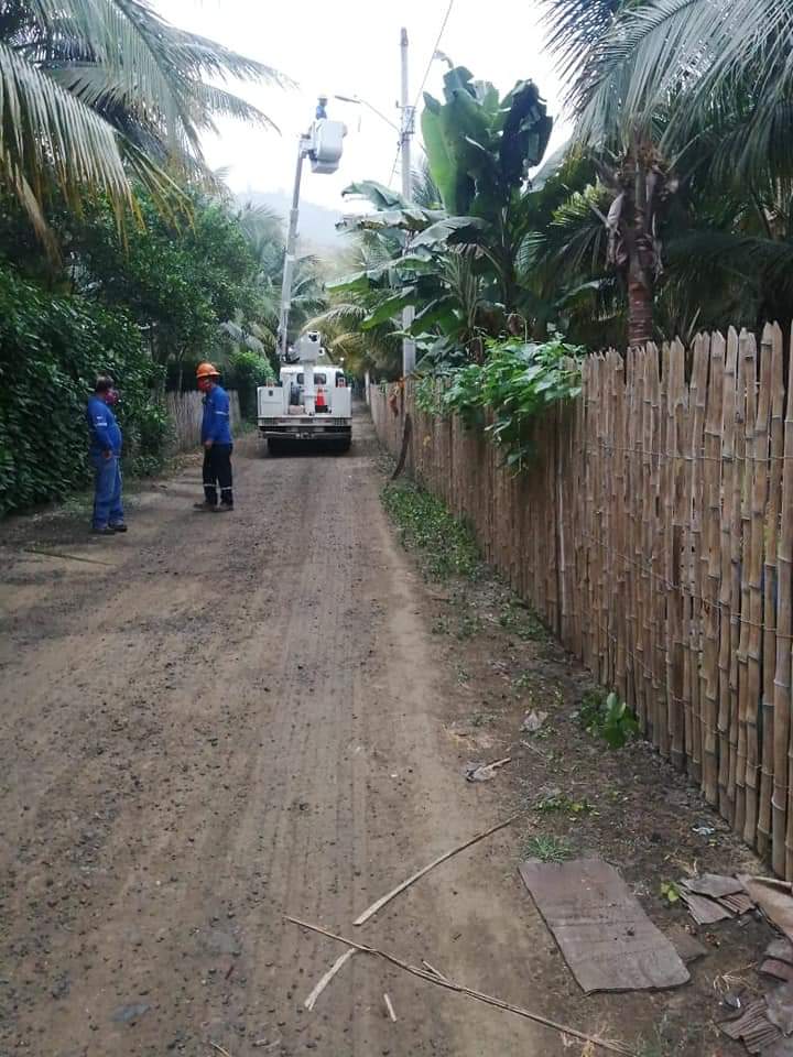 GadACalderon's tweet photo. Continuamos trabajando por el bienestar de nuestra Parroquia y sus comunidades.
Es así como nuestro compromiso con la ciudadanía no ha acabado a pesar de la emergencia sanitaria.
Agradecemos a CNEL. EP Manabí por el apoyo y trabajo que viene realizando en nuestra parroquia. https://t.co/zyk64G4yTN